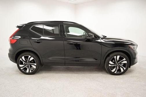 2023 Volvo XC40 B5 Plus Dark Theme