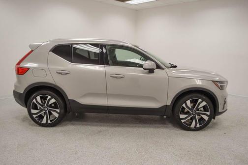 2025 Volvo XC40 B5 Plus Bright Theme
