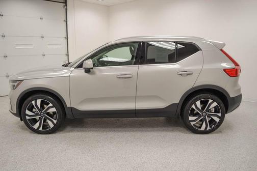2025 Volvo XC40 B5 Plus Bright Theme