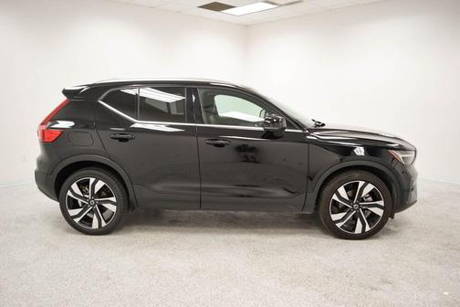 2025 Volvo XC40 B5 Plus Bright Theme