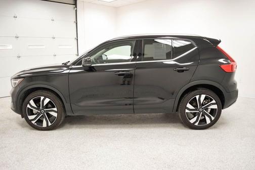 2025 Volvo XC40 B5 Plus Bright Theme