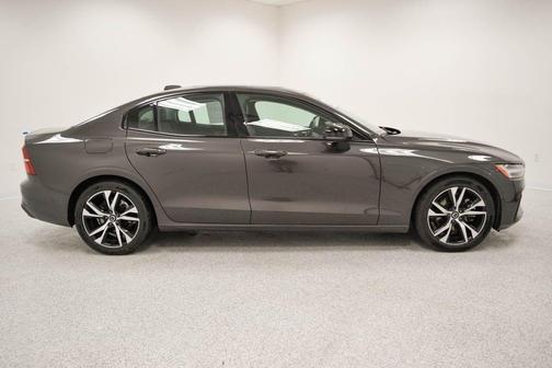 2024 Volvo S60 B5 Plus Dark Theme