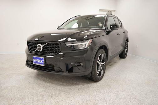2023 Volvo XC40 B5 Plus Dark Theme