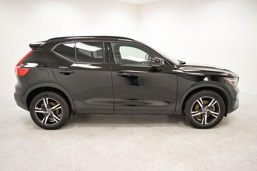 2023 Volvo XC40 B5 Plus Dark Theme