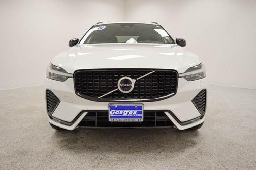 2022 Volvo XC60 B6 R-Design