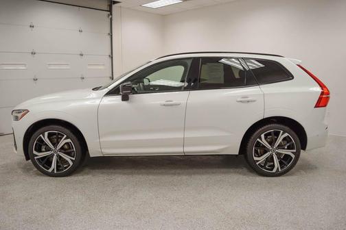 2022 Volvo XC60 B6 R-Design