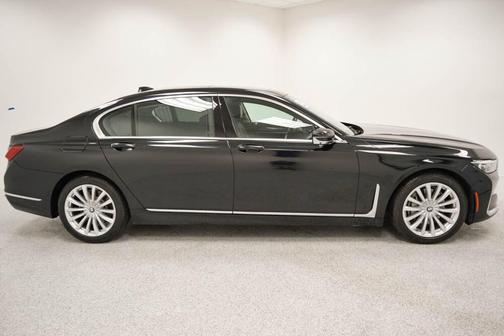 2022 BMW 740 i