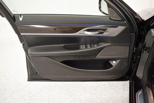 2022 BMW 740 i