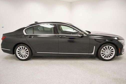 2022 BMW 740 i