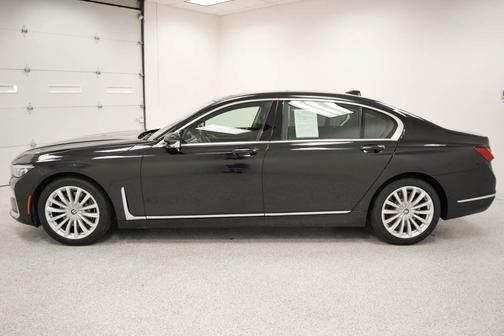 2022 BMW 740 i