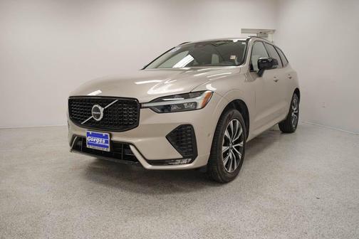 Dusk 2025 Volvo XC60 B5 Plus