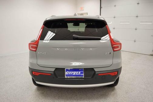 2025 Volvo XC40 B5 Core Bright Theme