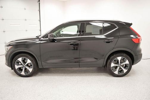 2025 Volvo XC40 B5 Plus Bright Theme