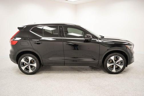 2025 Volvo XC40 B5 Plus Bright Theme