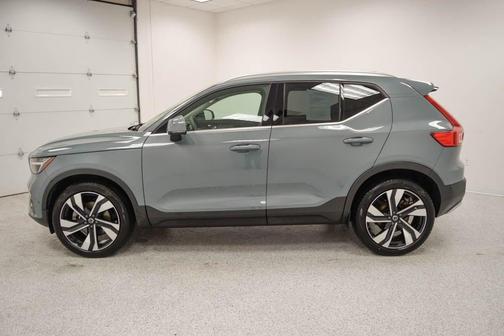2023 Volvo XC40 B5 Ultimate Bright Theme