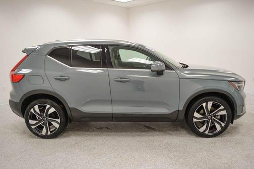 2023 Volvo XC40 B5 Ultimate Bright Theme