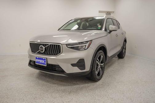 2025 Volvo XC40 B5 Core Bright Theme