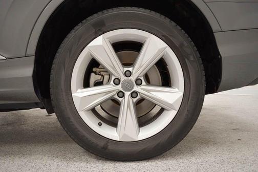 Samurai Gray Metallic 2020 Audi Q7 45 Premium
