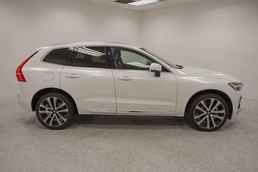 2023 Volvo XC60 B5 Ultimate Bright Theme