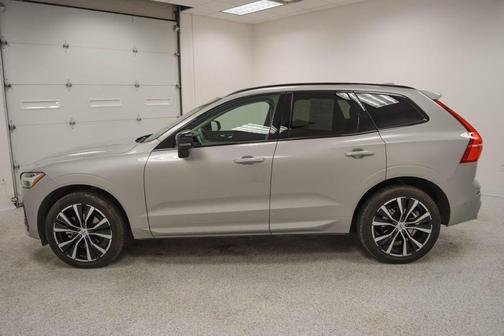 2023 Volvo XC60 B5 Plus Dark Theme