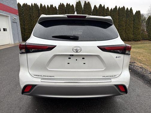 2025 Toyota Highlander Hybrid Platinum