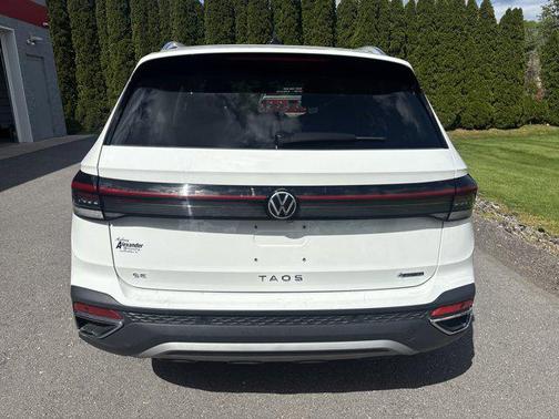 Pure White 2025 Volkswagen Taos 1.5T SE