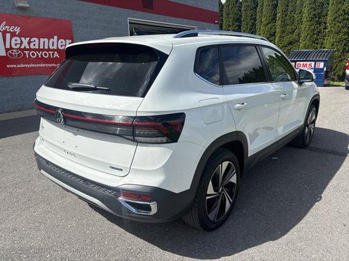 Pure White 2025 Volkswagen Taos 1.5T SE