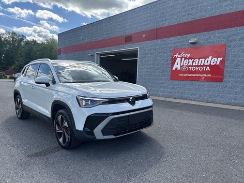 Pure White 2025 Volkswagen Taos 1.5T SE