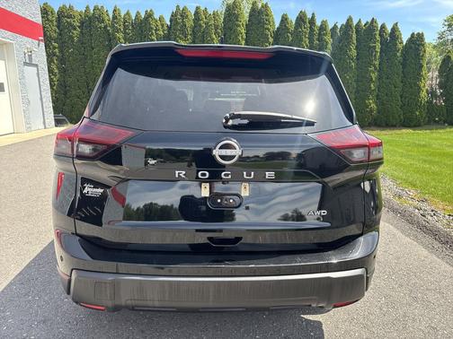 Super Black 2025 Nissan Rogue SV