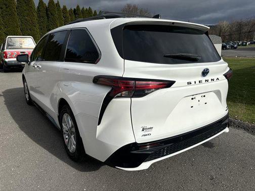 2022 Toyota Sienna XSE 7 Passenger