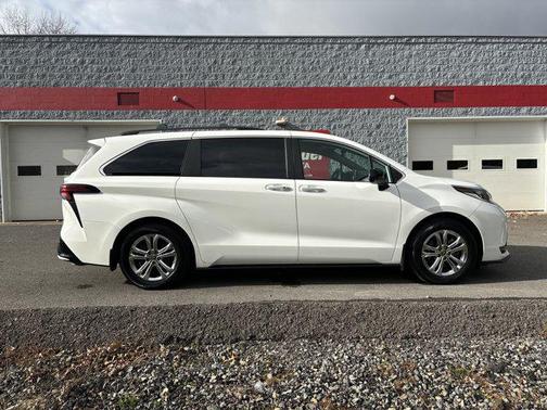 2022 Toyota Sienna XSE 7 Passenger