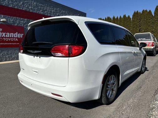 2023 Chrysler Voyager LX