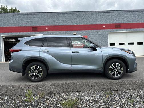 2022 Toyota Highlander Hybrid XLE