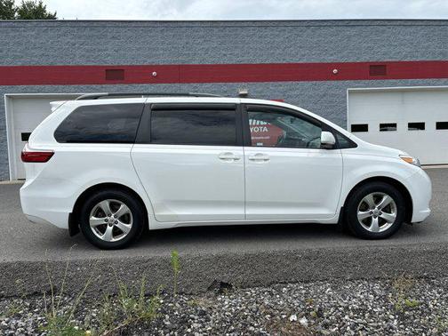 2017 Toyota Sienna LE