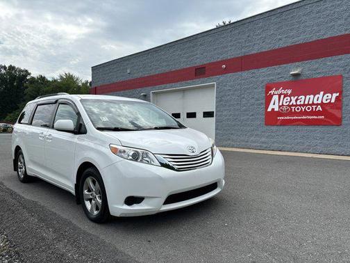 2017 Toyota Sienna LE