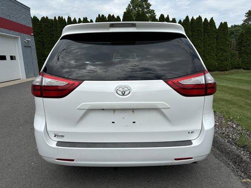 2017 Toyota Sienna LE