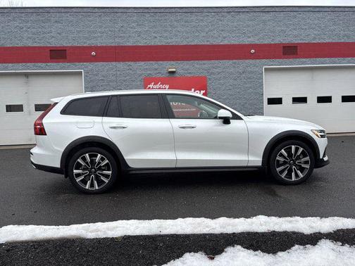 2022 Volvo V60 Cross Country T5