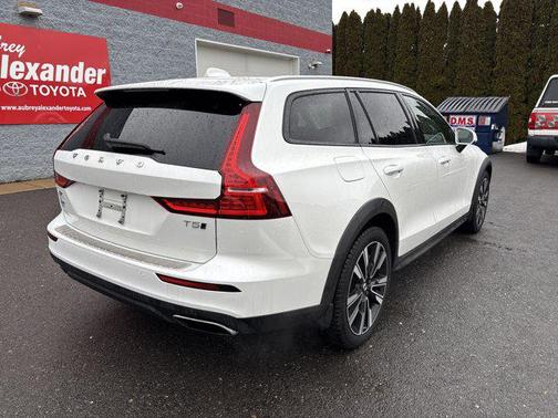 2022 Volvo V60 Cross Country T5