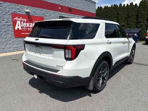 Star White Metallic Tri-Coat 2025 Ford Explorer ST-Line