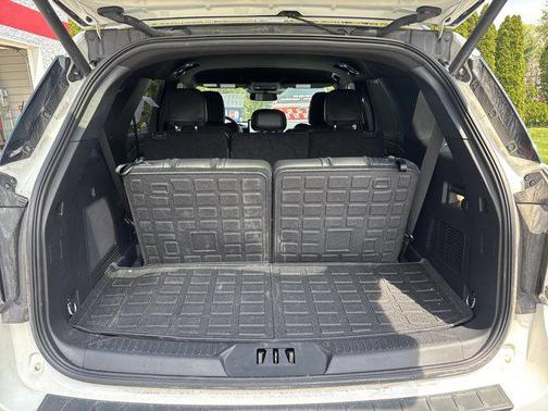 Star White Metallic Tri-Coat 2025 Ford Explorer ST-Line