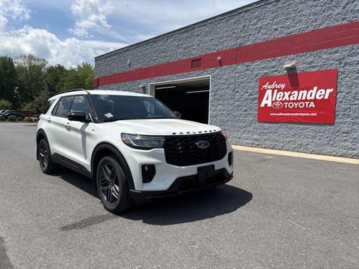 Star White Metallic Tri-Coat 2025 Ford Explorer ST-Line