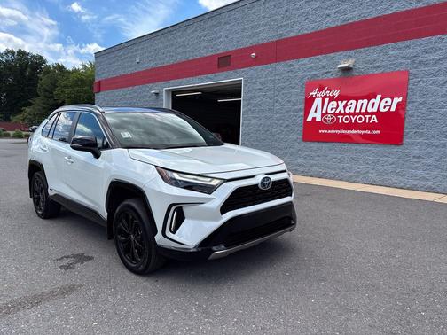 Wind Chill Pearl/Midnight Black Metallic 2024 Toyota RAV4 Hybrid SE