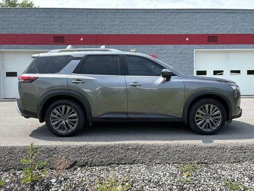 2023 Nissan Pathfinder SL 4WD