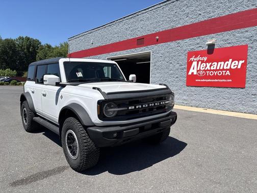 Oxford White 2023 Ford Bronco Outer Banks