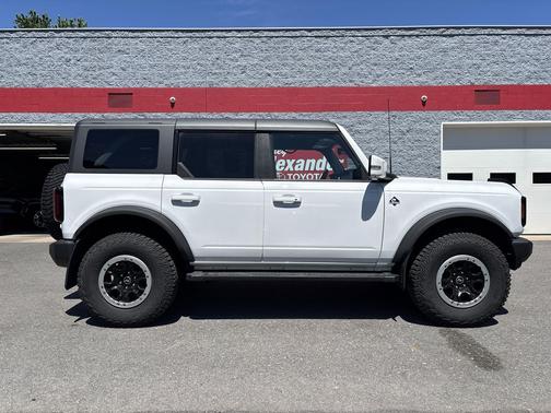 Oxford White 2023 Ford Bronco Outer Banks