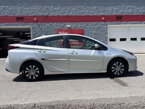 Classic Silver Metallic 2019 Toyota Prius XLE