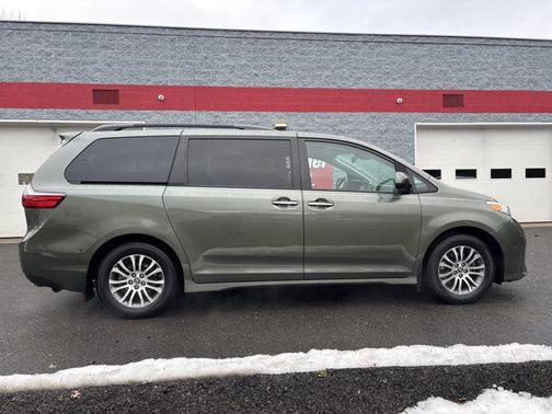 2020 Toyota Sienna XLE