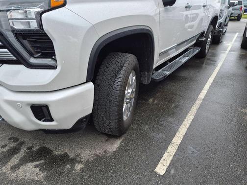 Iridescent Pearl Tricoat 2024 Chevrolet Silverado 2500 High Country