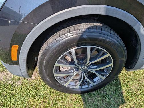 Deep Black Pearl 2020 Volkswagen Tiguan 2.0T SE