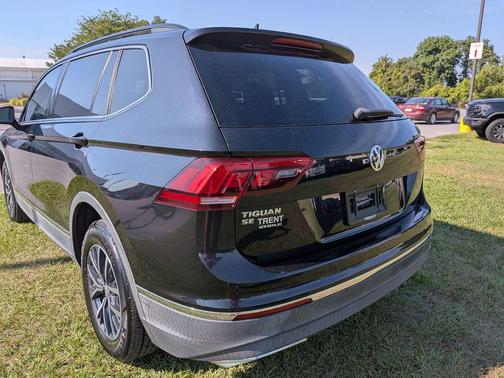 Deep Black Pearl 2020 Volkswagen Tiguan 2.0T SE
